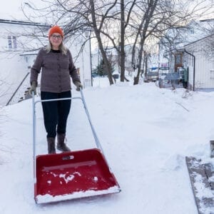 Kirsten P. Amundsen bruker Olivita og utfører snømåking uten å merke det i leddene sine. 